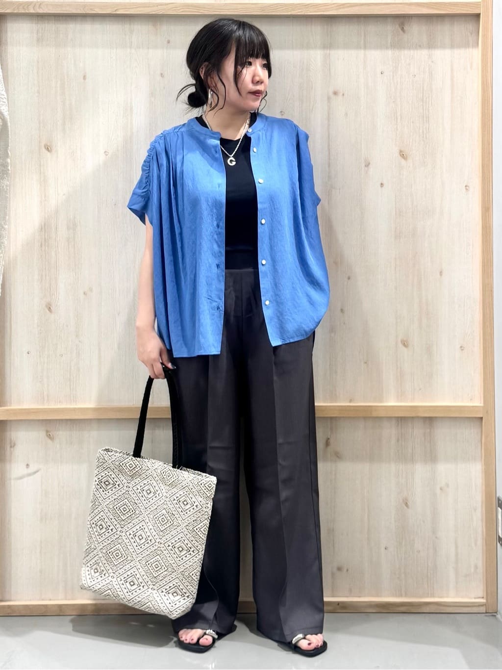nanaさんの「THE SHOP TK｜麻調シアーフリルギャザーブラウス【洗える】」を使ったコーディネート