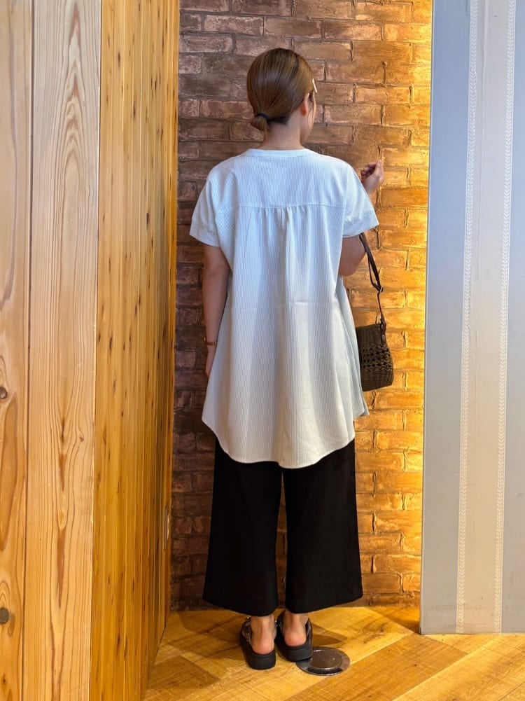 mieさんの「SHOO･LA･RUE｜【S-LL/ひんやり/体型カバー】サッカーストライプ Aラインチュニックブラウス」を使ったコーディネート