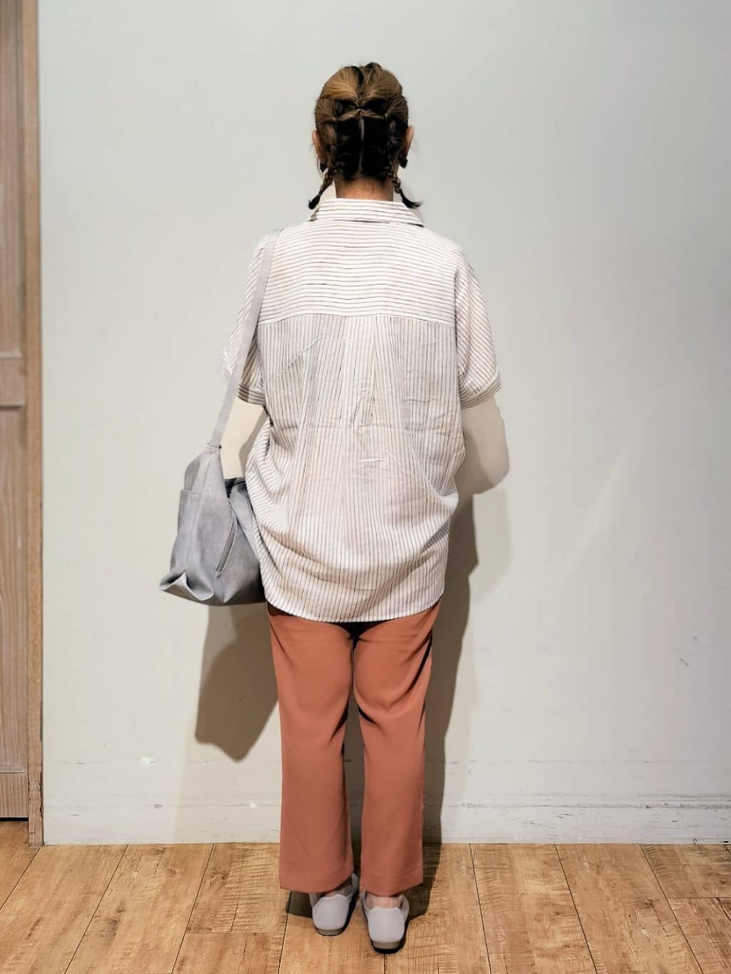 YUKIさんの「SHOO･LA･RUE｜【S-LL/UV/接触冷感/抗菌防臭】体型を自然にカバー フレンチリネンブレンド襟付ドルマンシャツ」を使ったコーディネート