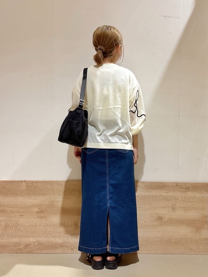 るねさんの「SHOO･LA･RUE｜ニュアンスデザインがこなれ見え 刺繍デザイン シアーカーディガン」を使ったコーディネート