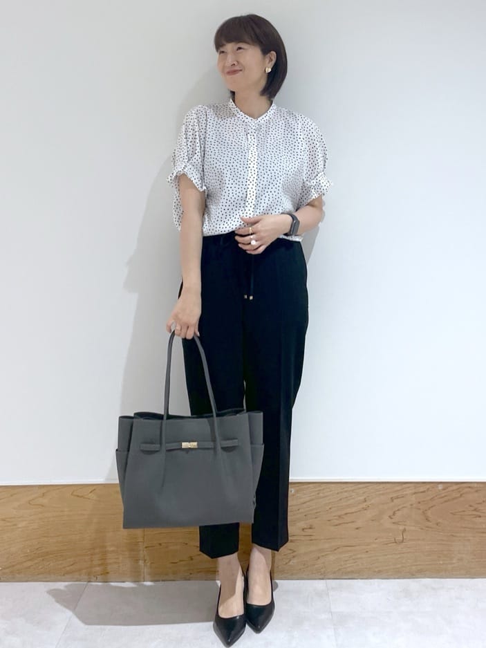 Yukinkoさんの「OPAQUE.CLIP｜◆幾何柄アソート タックドルマンスリーブブラウス【洗濯機洗い可】」を使ったコーディネート