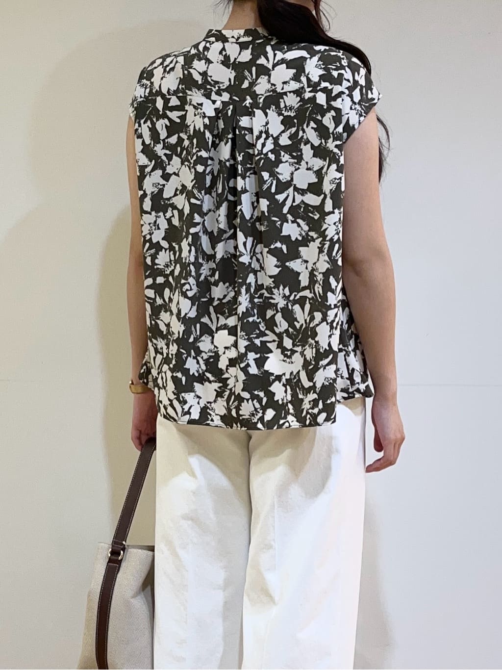 アイナさんの「UNTITLED｜メタリックメッシュトート」を使ったコーディネート
