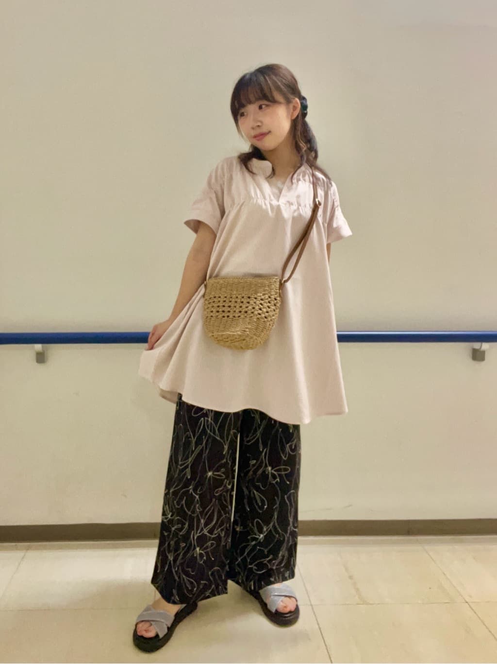 あもさんの「SHOO･LA･RUE｜【S-LL/ひんやり/体型カバー】サッカーストライプ Aラインチュニックブラウス」を使ったコーディネート