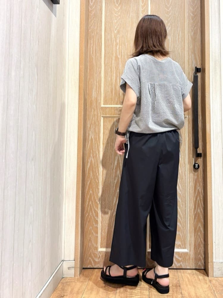 meiさんの「SHOO･LA･RUE｜【洗える/S-LL】シルエット変化を楽しめる サッカーストライプ柄スキッパートップス」を使ったコーディネート
