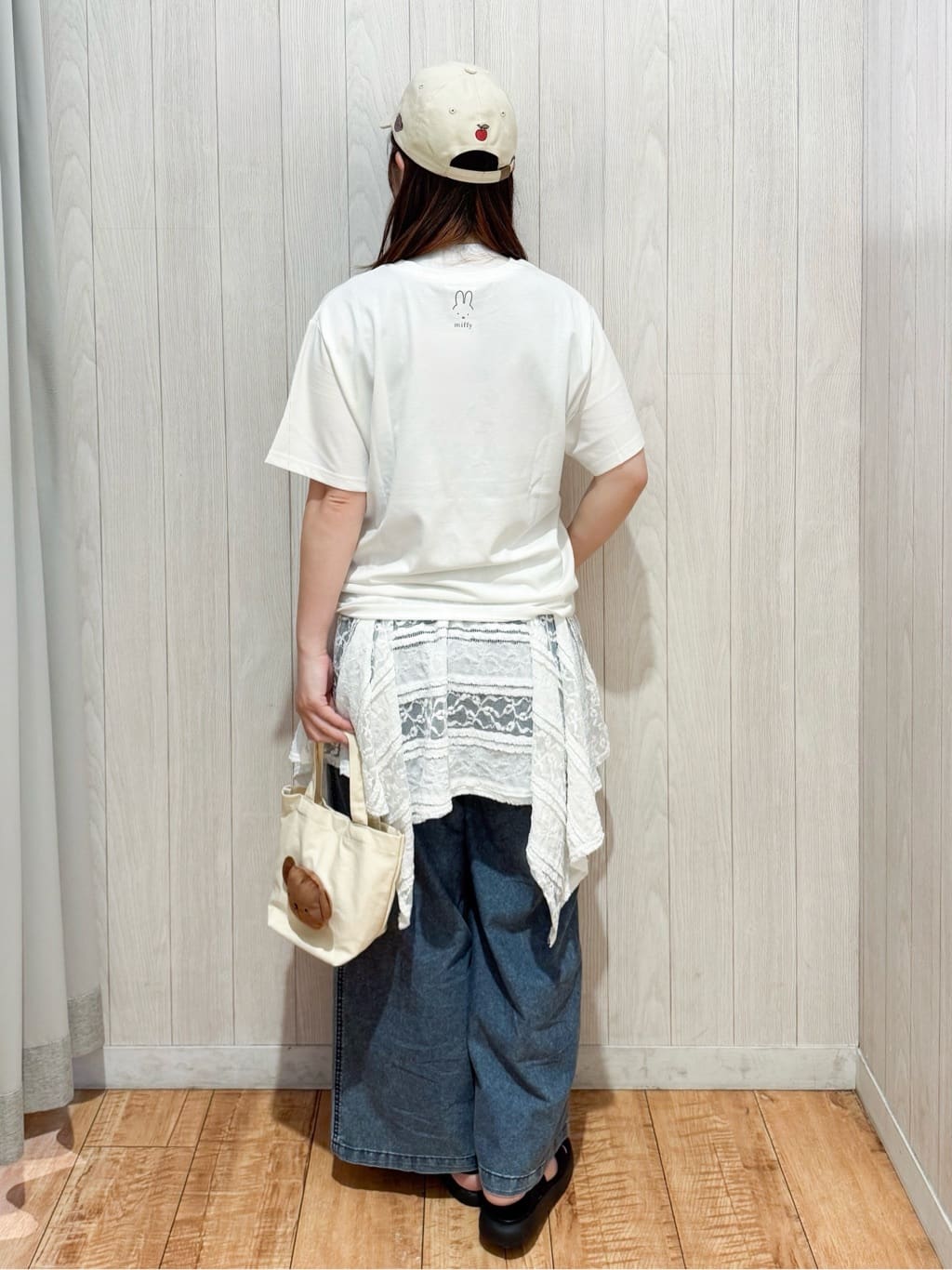 愛さんの「SHOO･LA･RUE｜【miffy】グラフィックTシャツ」を使ったコーディネート