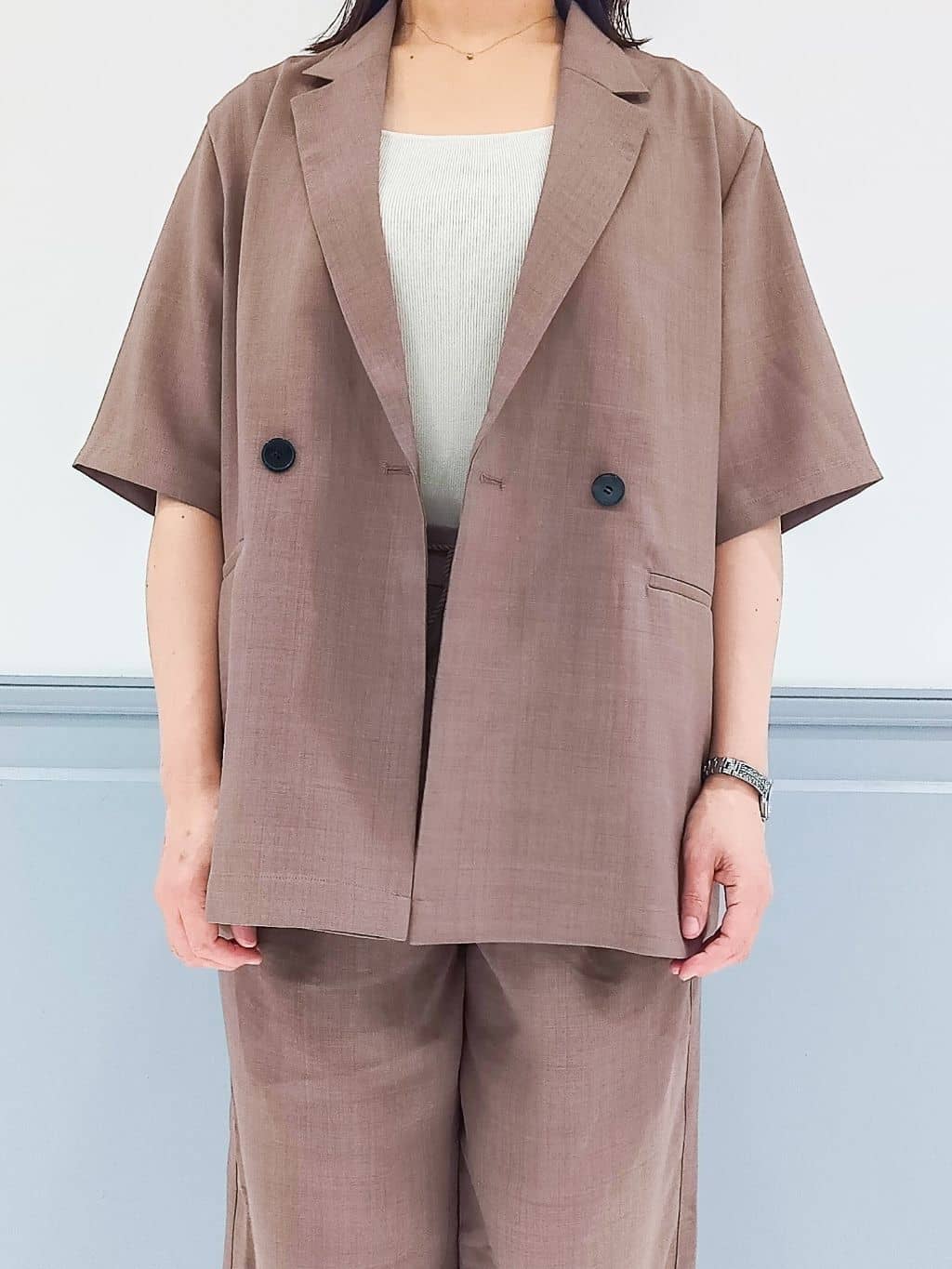 なっちゃんさんの「grove｜軽やかに羽織れて、きちんと見え ハーフスリーブテーラードジャケット」を使ったコーディネート