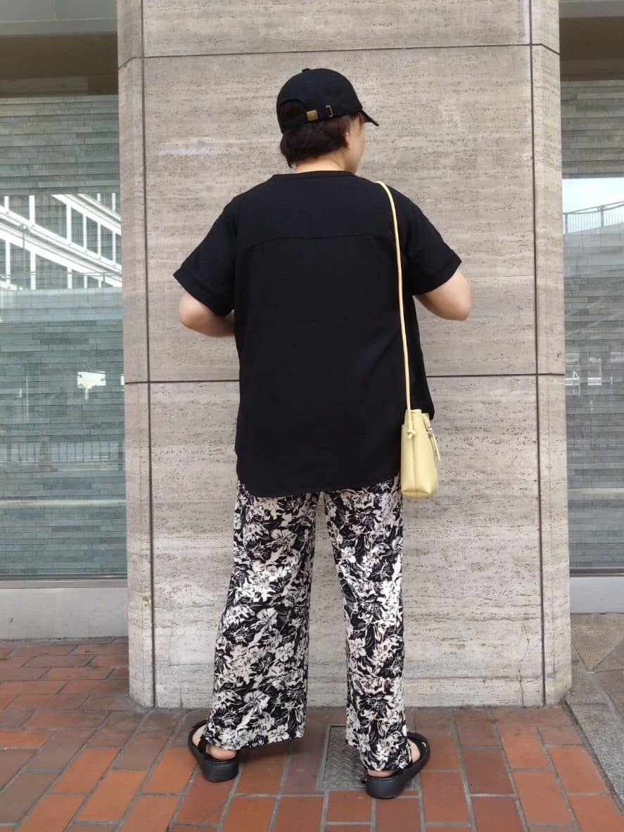 ヒロコジさんの「SHOO･LA･RUE｜【洗える/プチプラ】大人の抜け感をプラスする バンドカラーシャツ」を使ったコーディネート