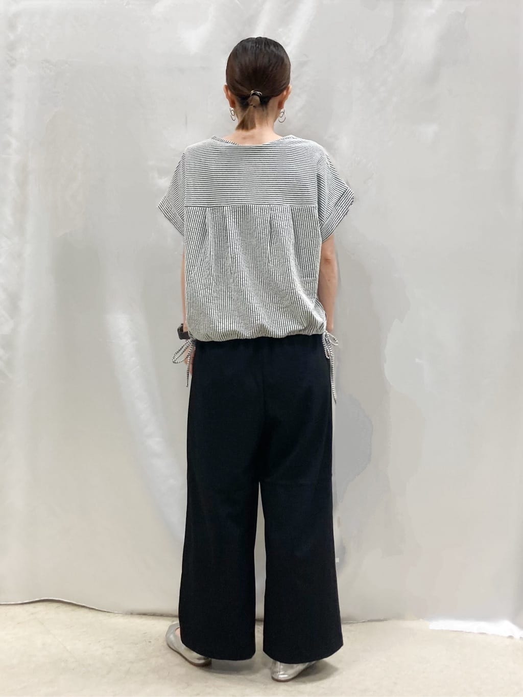 thさんの「SHOO･LA･RUE｜【着丈選べる】触れる度ひんやり ゆるきれい イージーワイドパンツ」を使ったコーディネート