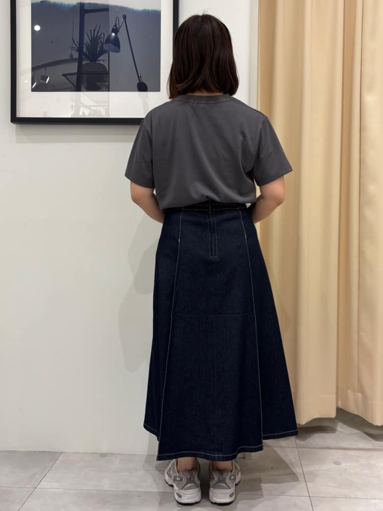 SAKUさんの「THE SHOP TK｜シーズンレスで使える デニムタックスカート/洗える」を使ったコーディネート