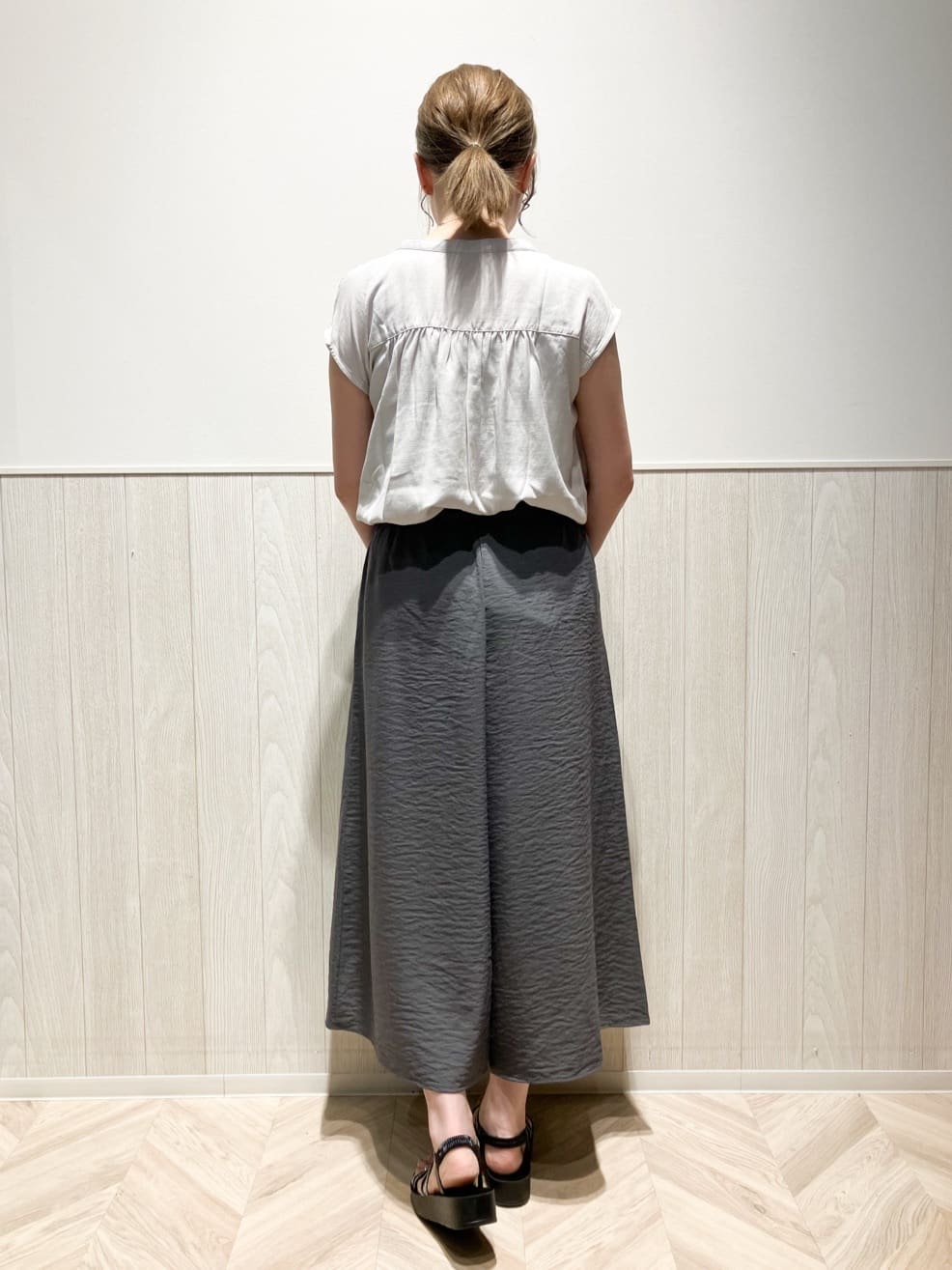 shokoさんの「SHOO･LA･RUE｜【S-LL/洗濯後しわになりにくい】上品にきれい見え スラブギャザーブラウス」を使ったコーディネート
