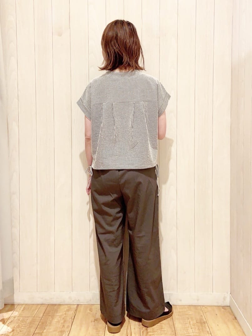あいこさんの「SHOO･LA･RUE｜【洗える/S-LL】シルエット変化を楽しめる サッカーストライプ柄スキッパートップス」を使ったコーディネート