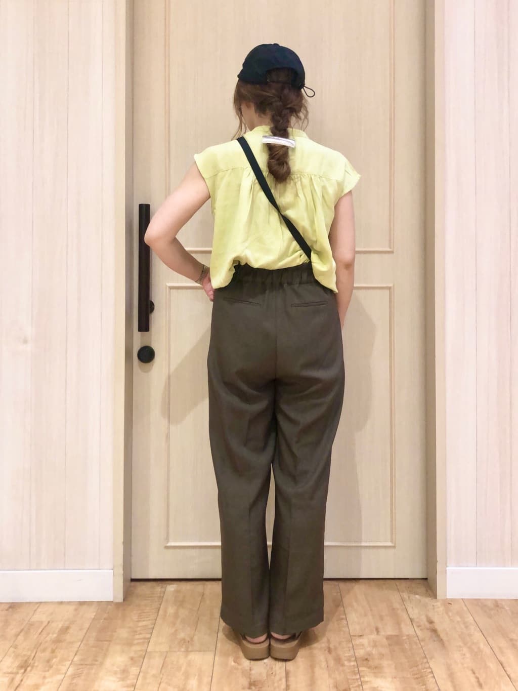 YOUさんの「SHOO･LA･RUE｜【S-LL/洗濯後しわになりにくい】上品にきれい見え スラブギャザーブラウス」を使ったコーディネート
