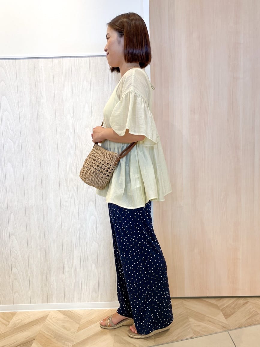 tomoさんの「SHOO･LA･RUE｜【ひんやり/選べる2柄】大人のリラックスコーデに プリント柄パンツ」を使ったコーディネート