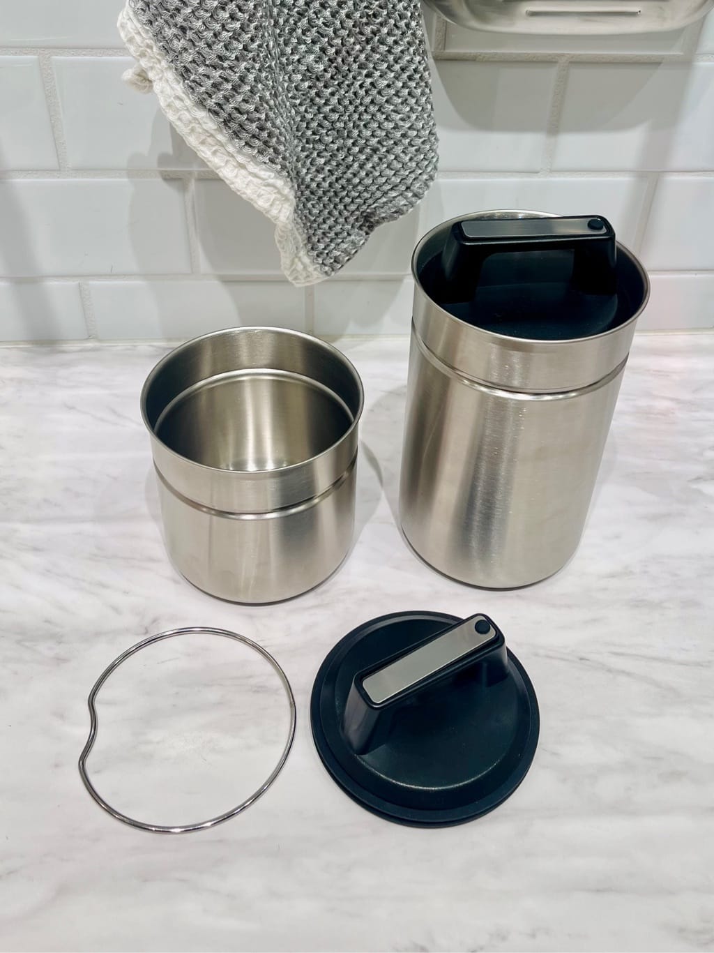 ぐっちさんの「212 KITCHEN STORE｜密閉出来る生ゴミキャニスターＳ ＜atomico アトミコ＞」を使ったコーディネート