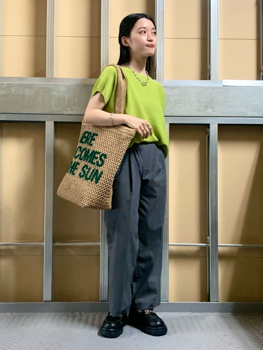 sahoさんの「THE SHOP TK｜カラーロゴ雑材トートバッグ」を使ったコーディネート