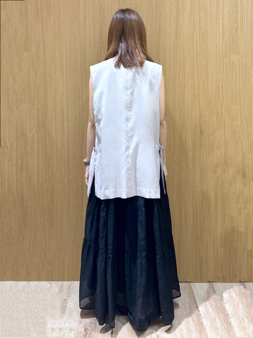 yukaさんの「OPAQUE.CLIP｜◆ストレッチVネックジレ／セットアップ対応【UV／接触冷感／洗濯機洗い可／抗ピル】」を使ったコーディネート