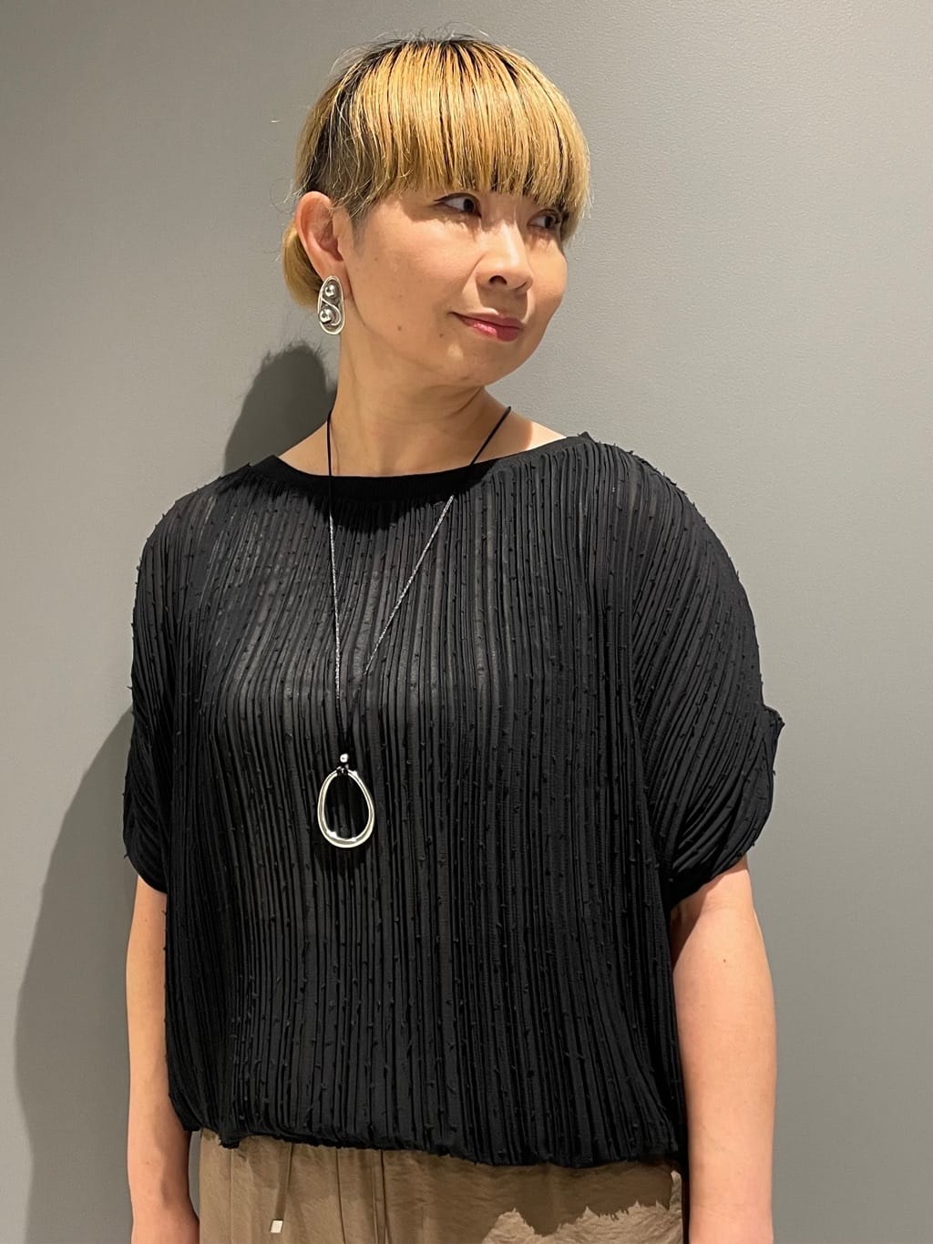 KOUさんの「INDIVI｜◆【洗える／ドット柄／凹凸素材】プリーツデザインブラウス」を使ったコーディネート