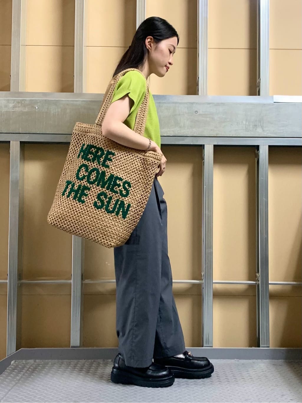 sahoさんの「THE SHOP TK｜カラーロゴ雑材トートバッグ」を使ったコーディネート