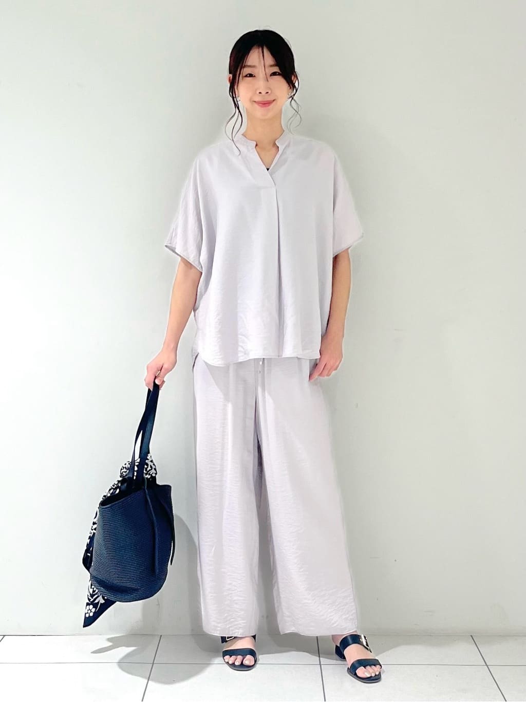 shioriさんの「INDIVI｜【90cm四方】ボタニカル柄大判スカーフ」を使ったコーディネート