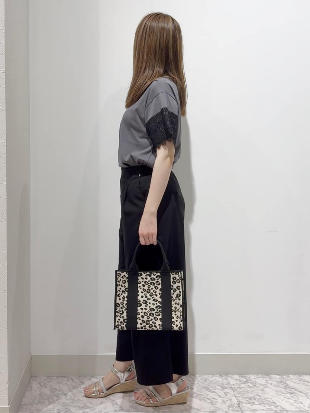 しかっちさんの「grove｜【洗える/二の腕カバー】上品なレースで叶える、きちんと見えの夏Tシャツ」を使ったコーディネート