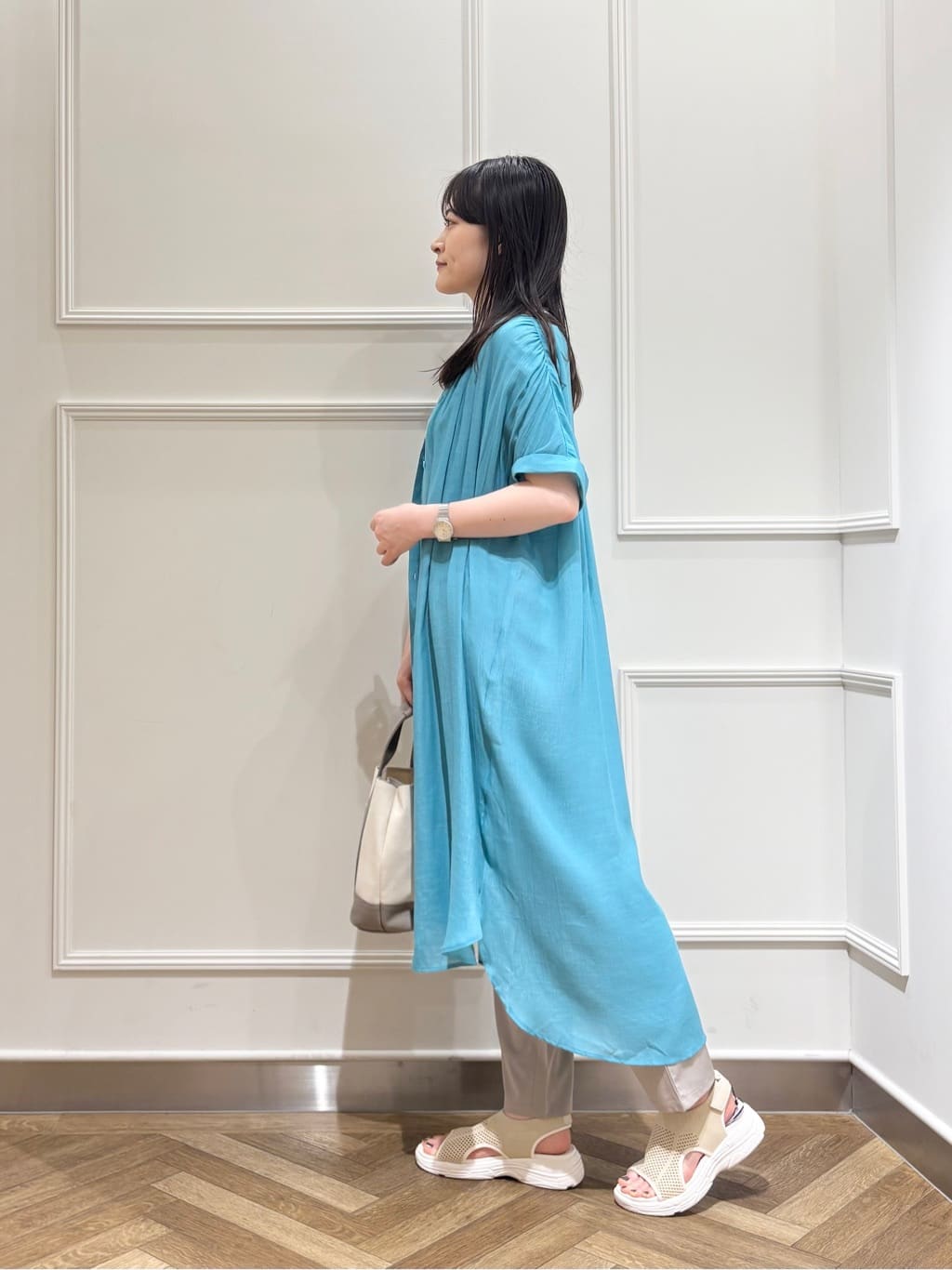 muuさんの「SHOO･LA･RUE｜◆【洗える/S-LL/ひんやり】ふんわり軽やかに 前あきロングシャツ」を使ったコーディネート