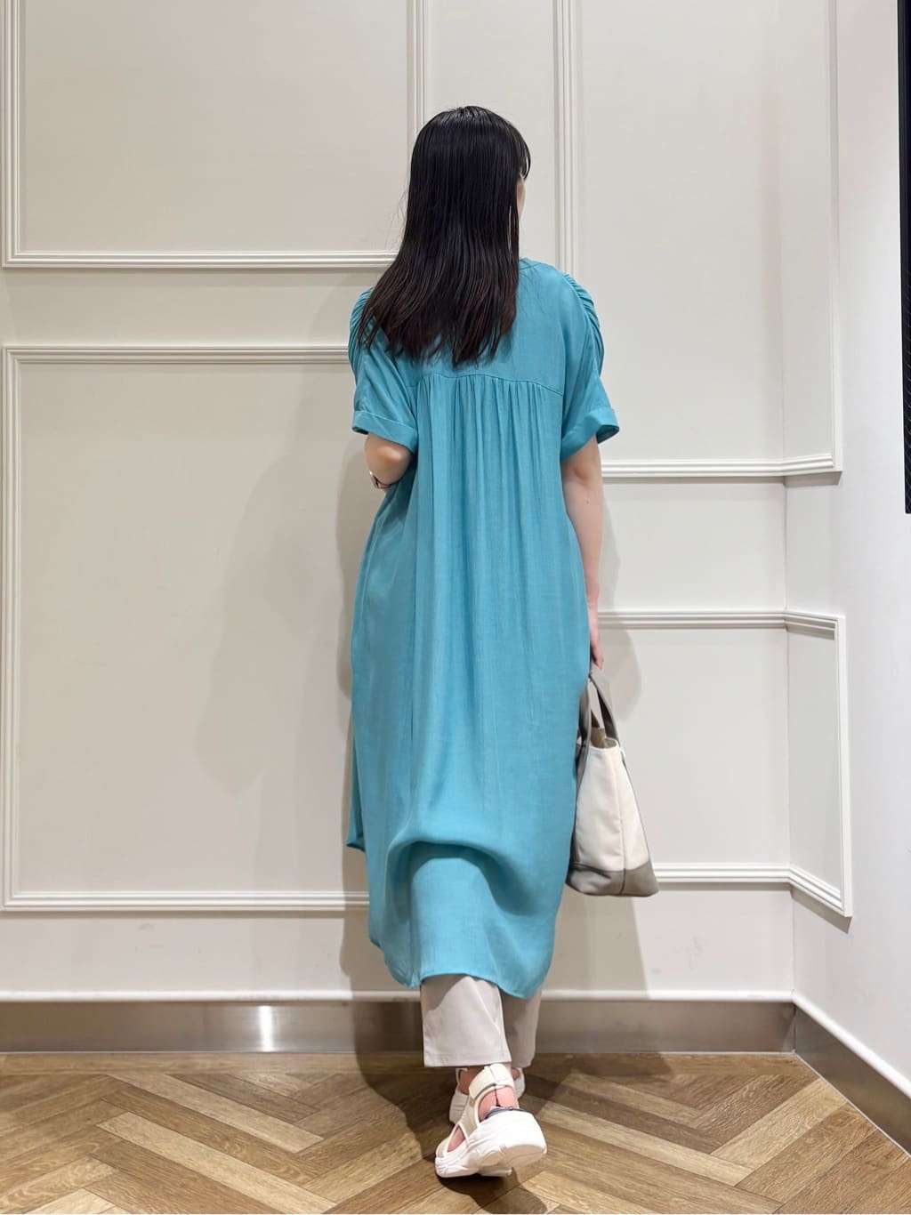 muuさんの「SHOO･LA･RUE｜◆【洗える/S-LL/ひんやり】ふんわり軽やかに 前あきロングシャツ」を使ったコーディネート