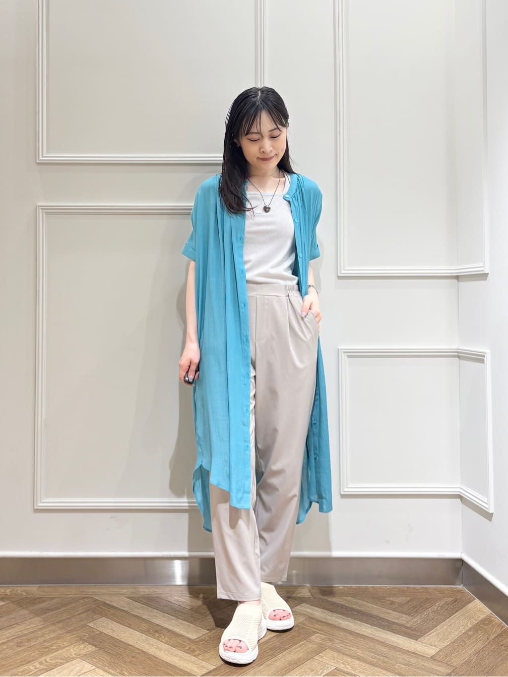 muuさんの「SHOO･LA･RUE｜◆【洗える/S-LL/ひんやり】ふんわり軽やかに 前あきロングシャツ」を使ったコーディネート