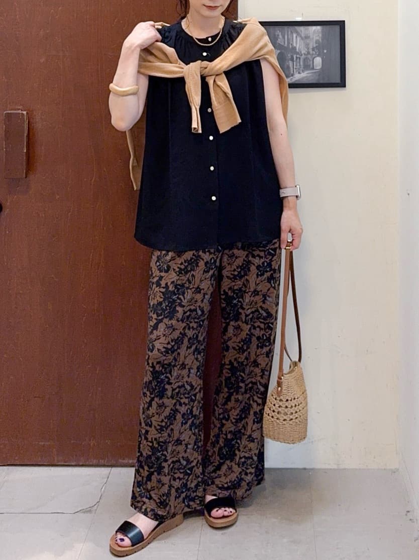 𝐇𝐢𝐫𝐨𝐦𝐢さんの「SHOO･LA･RUE｜◆【洗える】ナチュラルなシアー感が魅力 Vネックカーディガン」を使ったコーディネート