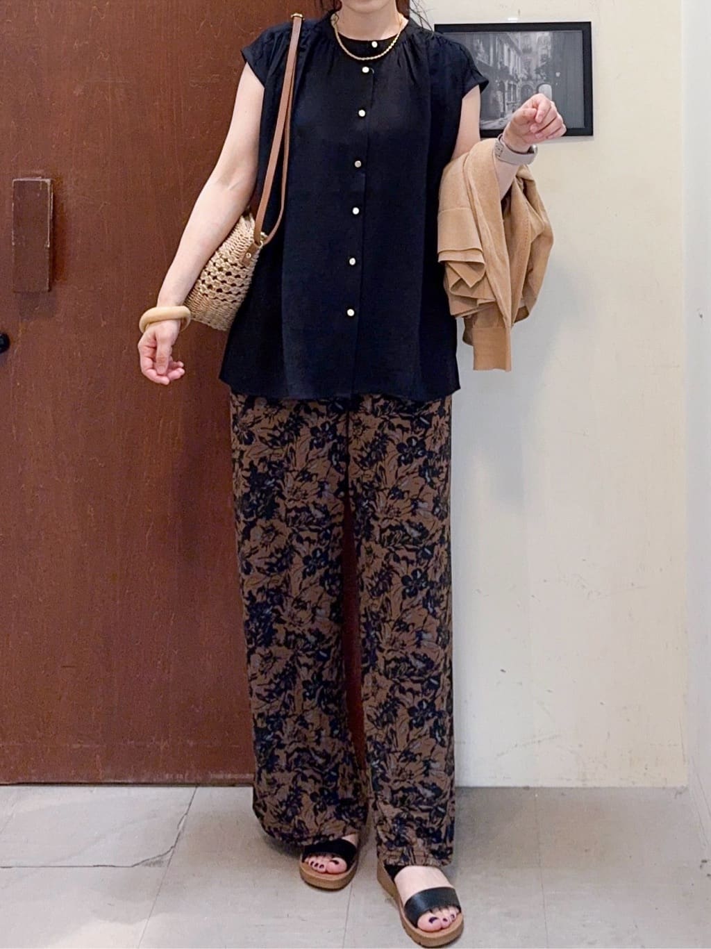 𝐇𝐢𝐫𝐨𝐦𝐢さんの「SHOO･LA･RUE｜◆【洗える】ナチュラルなシアー感が魅力 Vネックカーディガン」を使ったコーディネート