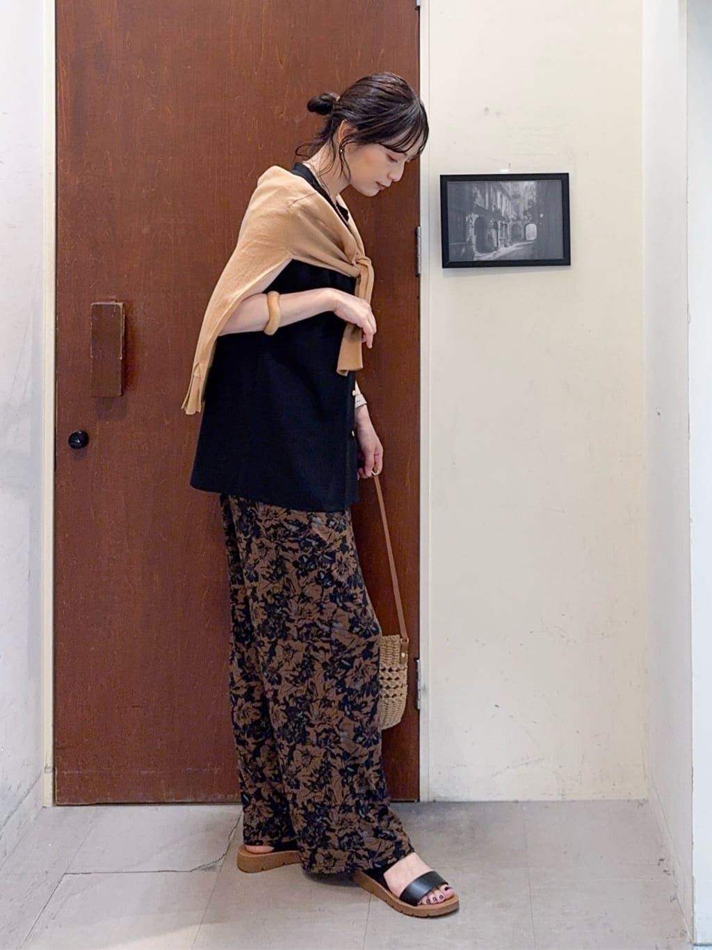𝐇𝐢𝐫𝐨𝐦𝐢さんの「SHOO･LA･RUE｜◆【洗える】ナチュラルなシアー感が魅力 Vネックカーディガン」を使ったコーディネート