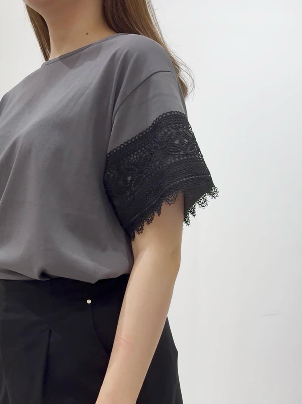 しかっちさんの「grove｜【洗える/二の腕カバー】上品なレースで叶える、きちんと見えの夏Tシャツ」を使ったコーディネート