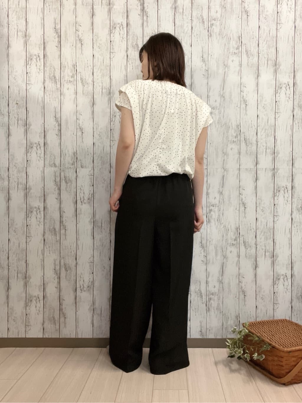 シカさんの「SHOO･LA･RUE｜【S-LL/ひんやり】きちんと見えで好印象 ドット柄デザイントップス」を使ったコーディネート