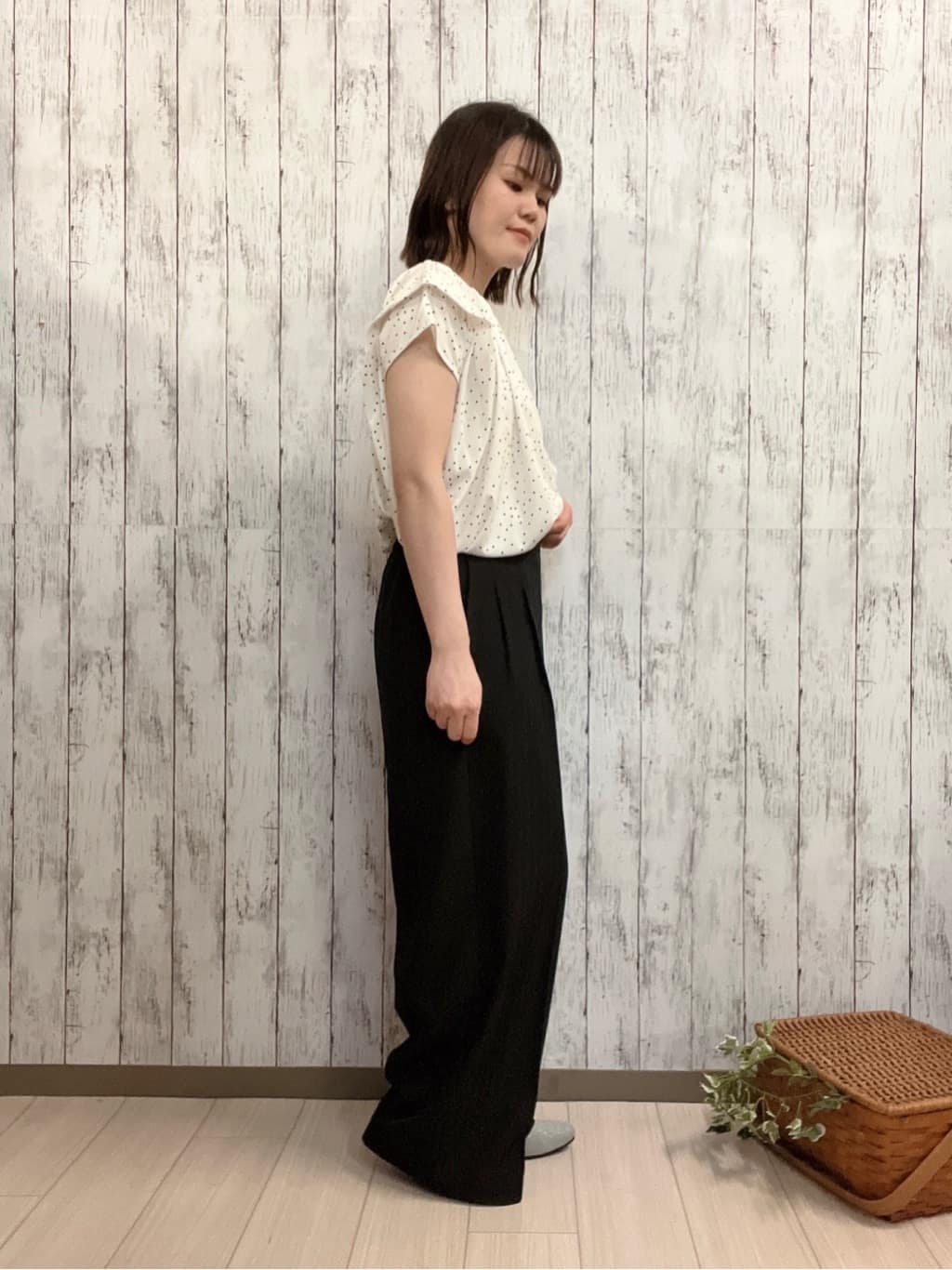シカさんの「SHOO･LA･RUE｜【S-LL/ひんやり】きちんと見えで好印象 ドット柄デザイントップス」を使ったコーディネート