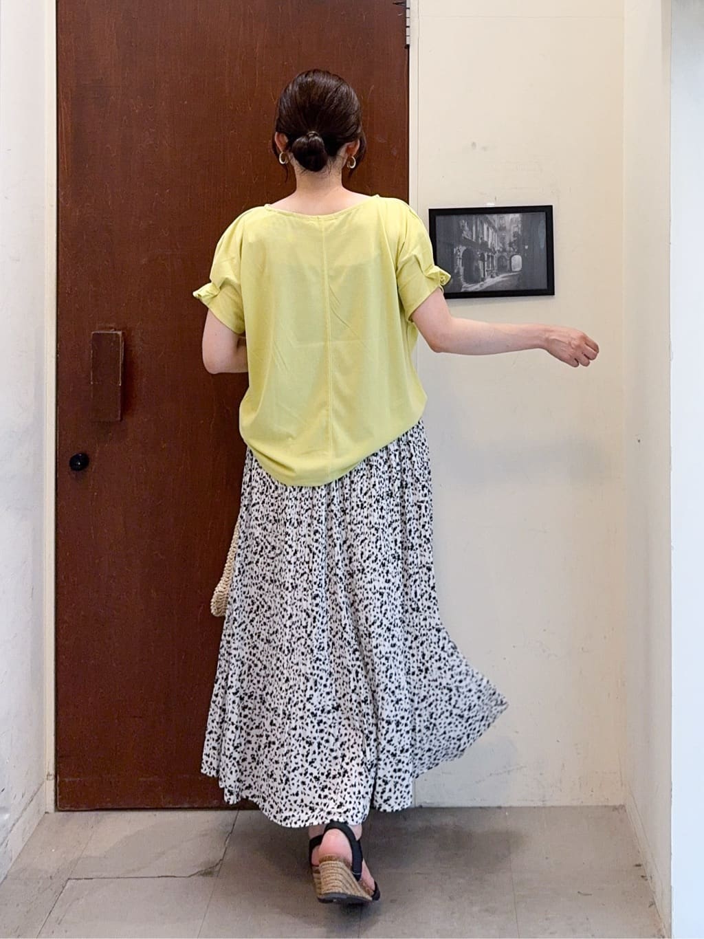 𝐇𝐢𝐫𝐨𝐦𝐢さんの「SHOO･LA･RUE｜【S-LL/UV/プチプラ】お袖タックで好印象 デザインTシャツ」を使ったコーディネート