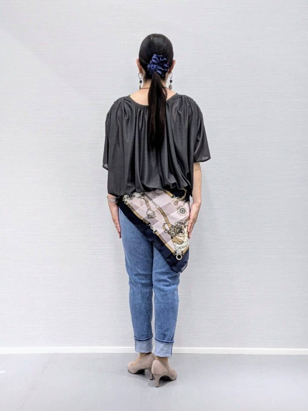 makkyさんの「UNTITLED｜【洗える／体型カバー】シャーリングシアートップス」を使ったコーディネート