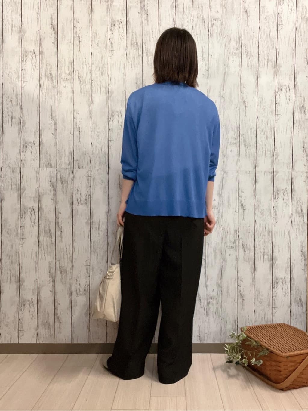 シカさんの「SHOO･LA･RUE｜【S-LL/ひんやり】きちんと見えで好印象 ドット柄デザイントップス」を使ったコーディネート