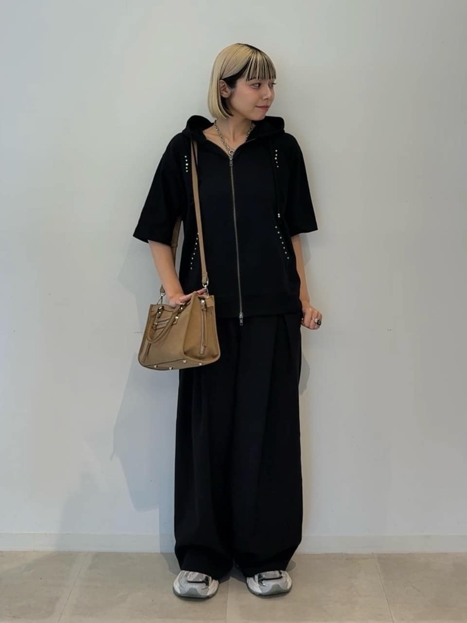 川本葵さんの「tk.TAKEO KIKUCHI｜スタッズ ダブルZIPパーカ」を使ったコーディネート
