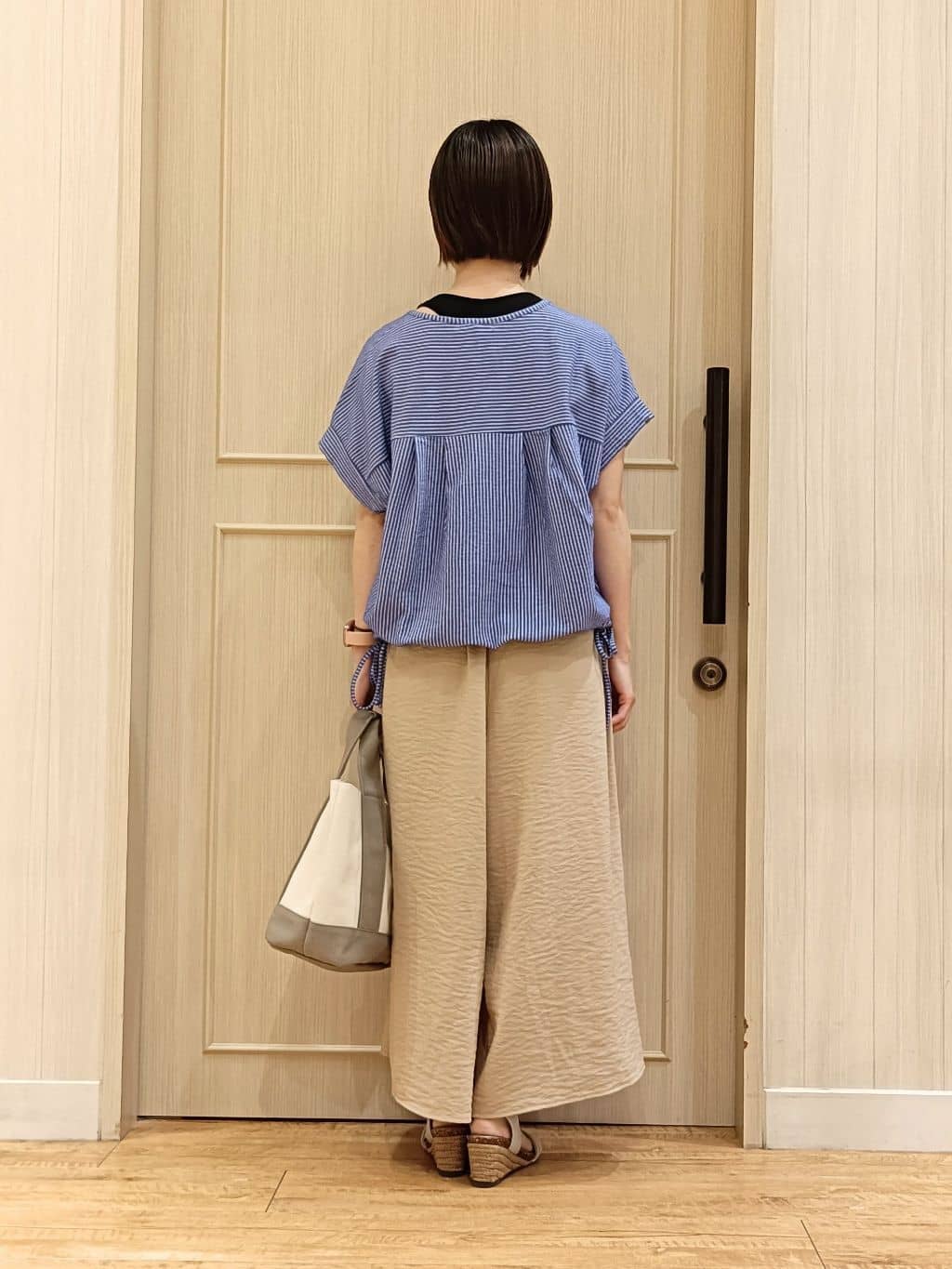 manikoさんの「SHOO･LA･RUE｜【洗える/S-LL】シルエット変化を楽しめる サッカーストライプ柄スキッパートップス」を使ったコーディネート