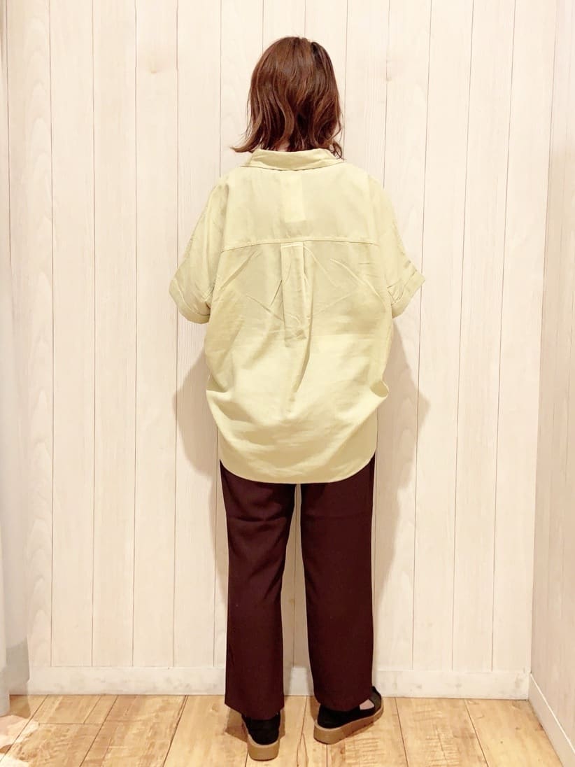 あいこさんの「SHOO･LA･RUE｜【S-LL/UV/接触冷感/抗菌防臭】体型を自然にカバー フレンチリネンブレンド襟付ドルマンシャツ」を使ったコーディネート