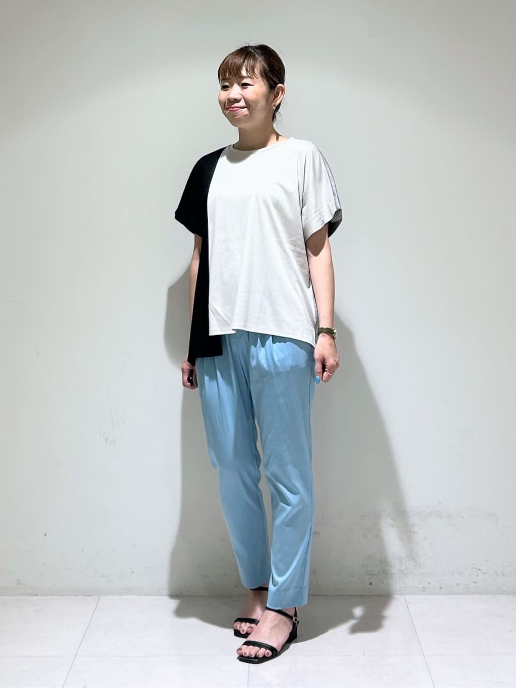 tsuyuさんの「INDIVI｜【洗える／汗ジミ防止】バイカラー＆アシメヘム Tシャツ」を使ったコーディネート