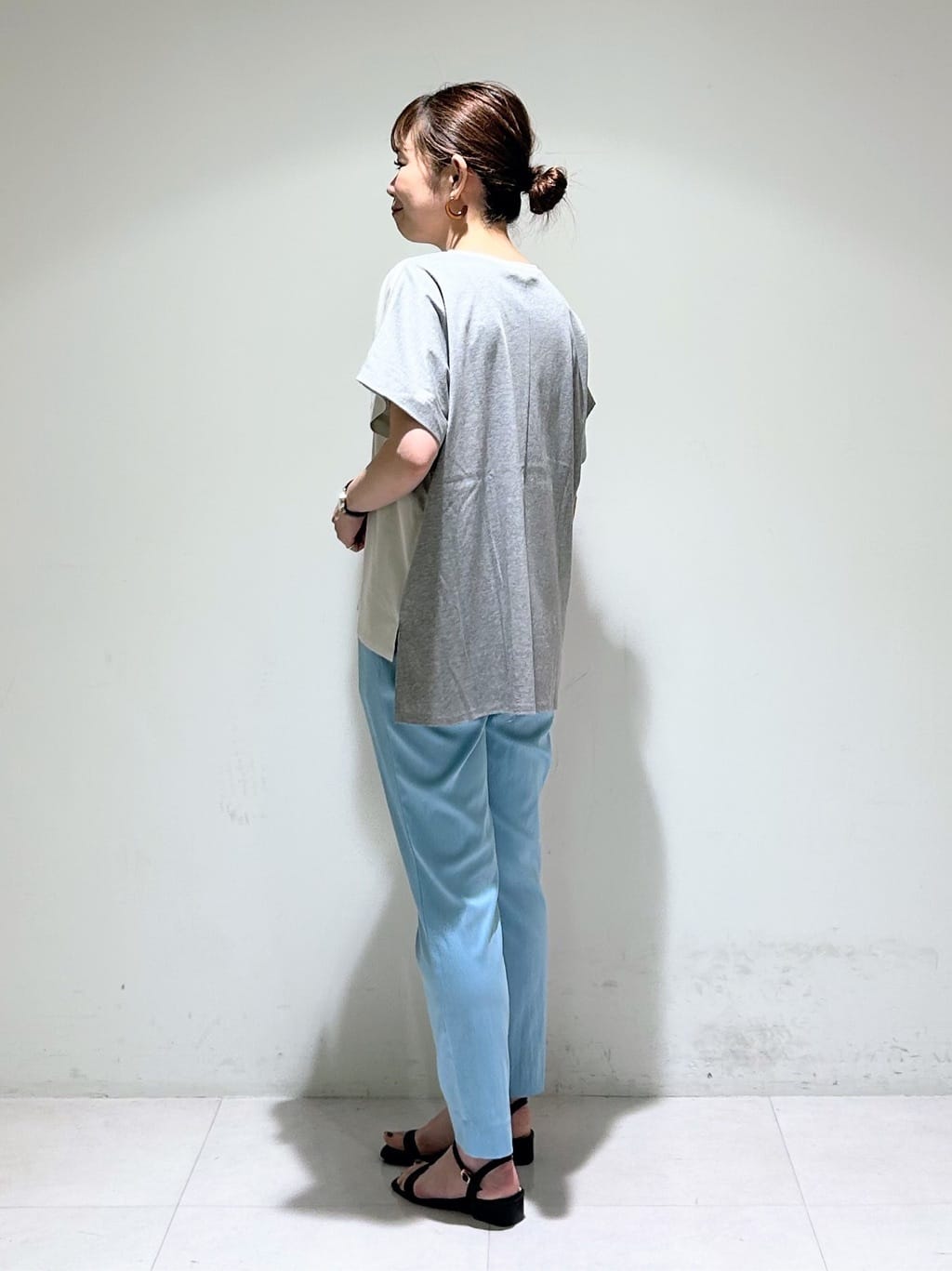 tsuyuさんの「INDIVI｜【洗える／汗ジミ防止】バイカラー＆アシメヘム Tシャツ」を使ったコーディネート