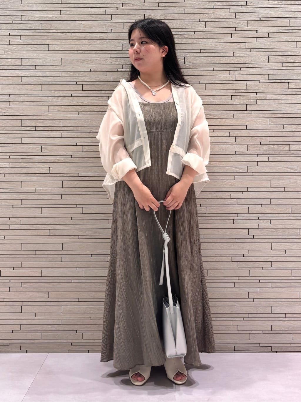 MEGUMIさんの「INDIVI｜パール調コインショートネックレス」を使ったコーディネート