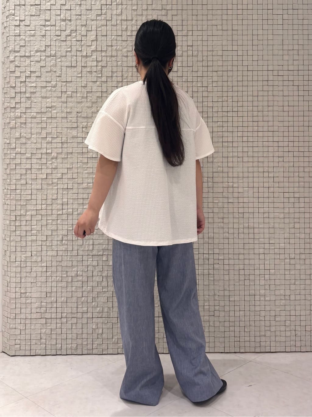 MEGUMIさんの「INDIVI｜【デニムライク】マリンボタン リネン混ワイドパンツ」を使ったコーディネート