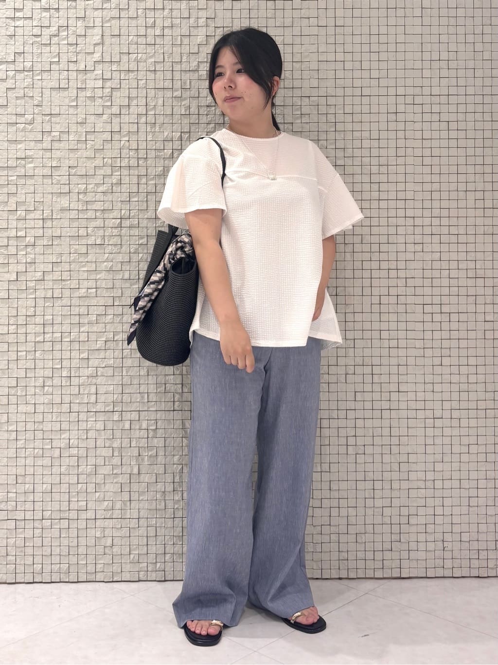 MEGUMIさんの「INDIVI｜【デニムライク】マリンボタン リネン混ワイドパンツ」を使ったコーディネート