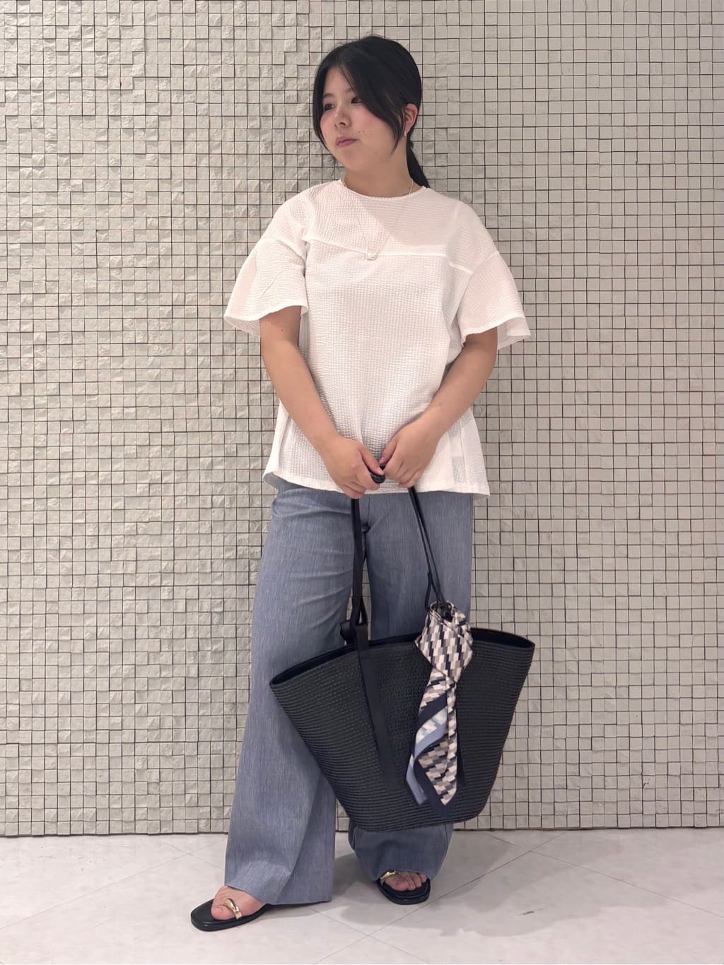 MEGUMIさんの「INDIVI｜【デニムライク】マリンボタン リネン混ワイドパンツ」を使ったコーディネート