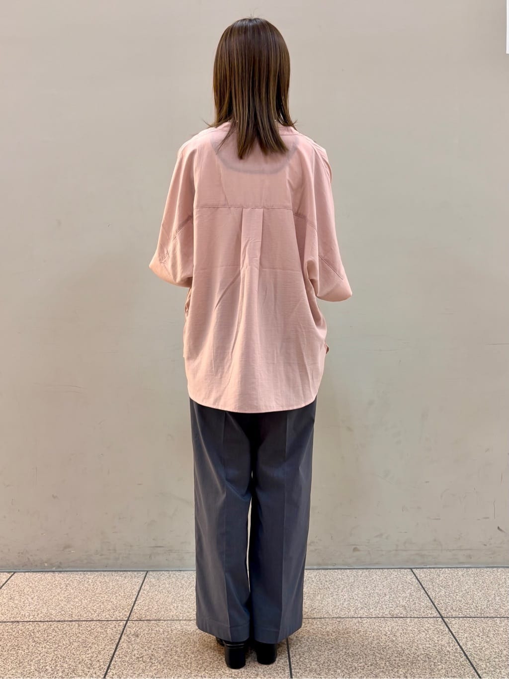 HaNeさんの「THE SHOP TK｜◆ドルマンブラウス【7色展開/洗濯機OK/体型カバー】」を使ったコーディネート