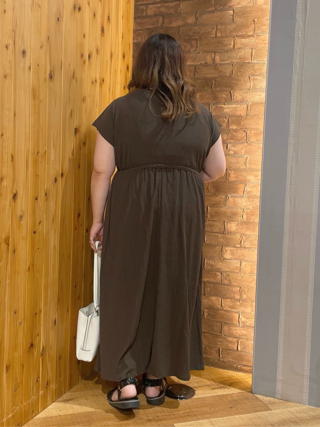 Risaさんの「SHOO･LA･RUE｜【前後2WAY】さらりと大人上品に 楊柳フレンチワンピース」を使ったコーディネート