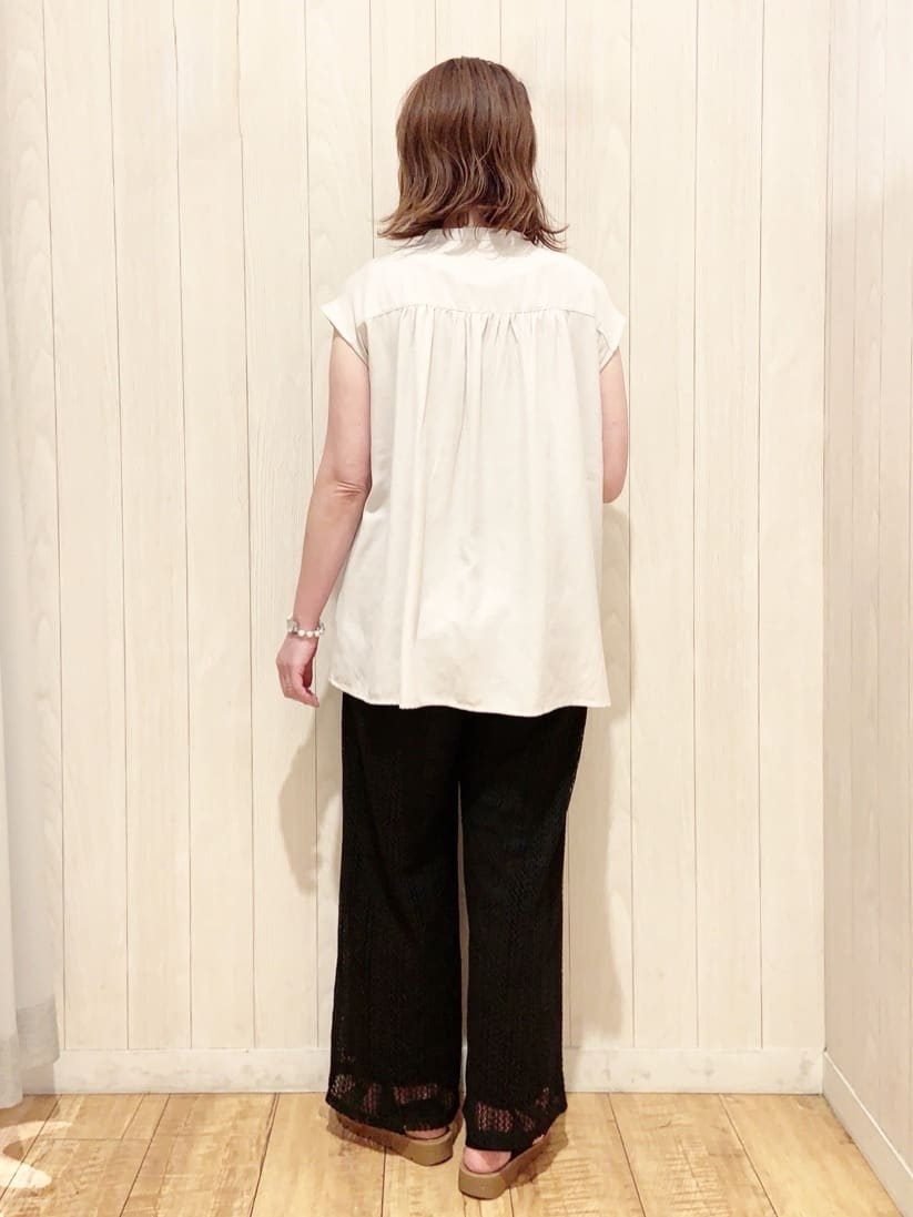 あいこさんの「SHOO･LA･RUE｜【S-LL/洗濯後しわになりにくい】上品にきれい見え スラブギャザーブラウス」を使ったコーディネート