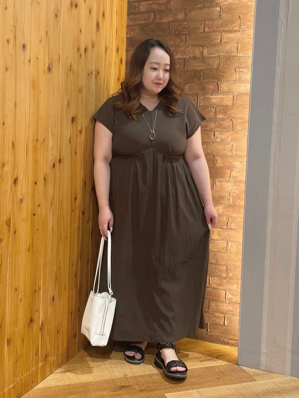 Risaさんの「SHOO･LA･RUE｜【前後2WAY】さらりと大人上品に 楊柳フレンチワンピース」を使ったコーディネート