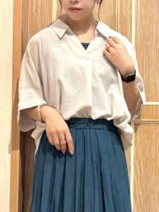 meiさんの「SHOO･LA･RUE｜【S-LL/UV/接触冷感/抗菌防臭】体型を自然にカバー フレンチリネンブレンド襟付ドルマンシャツ」を使ったコーディネート